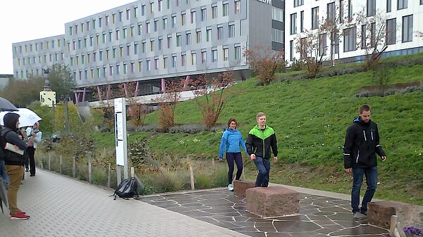 Personen im Fitnessparcour Ost, die Bewegungsübungen machen