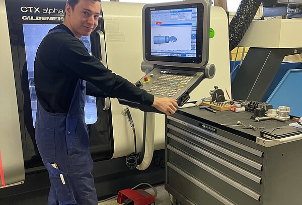 Junger Mann an der Drehmaschine
