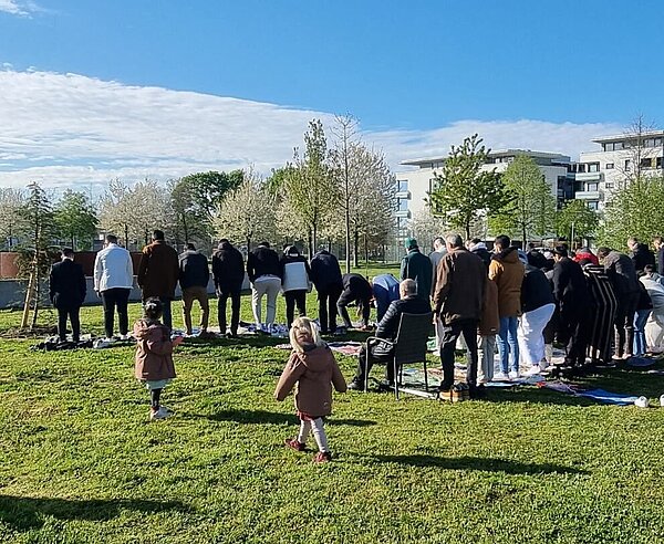 Festgebet zum Eid-al-Fitr des Deutschsprachigen Muslimkreis Karlsruhe e.V. am Garten der Religionen 2024