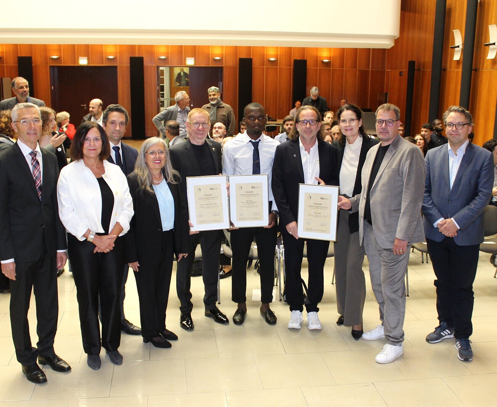 Würdigung im Rathaus: Preisträger und Laudatoren um Bürgermeister Martin Lenz (l.) und die ­ibz-Vorsitzende Barbara Mehnert (2. v.l.).