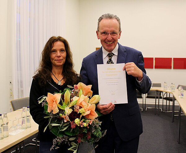 Blumenstrauß und Urkunde erhielt Yvonne Lange von BM Albert Käuflein während einer Feierstunde. 