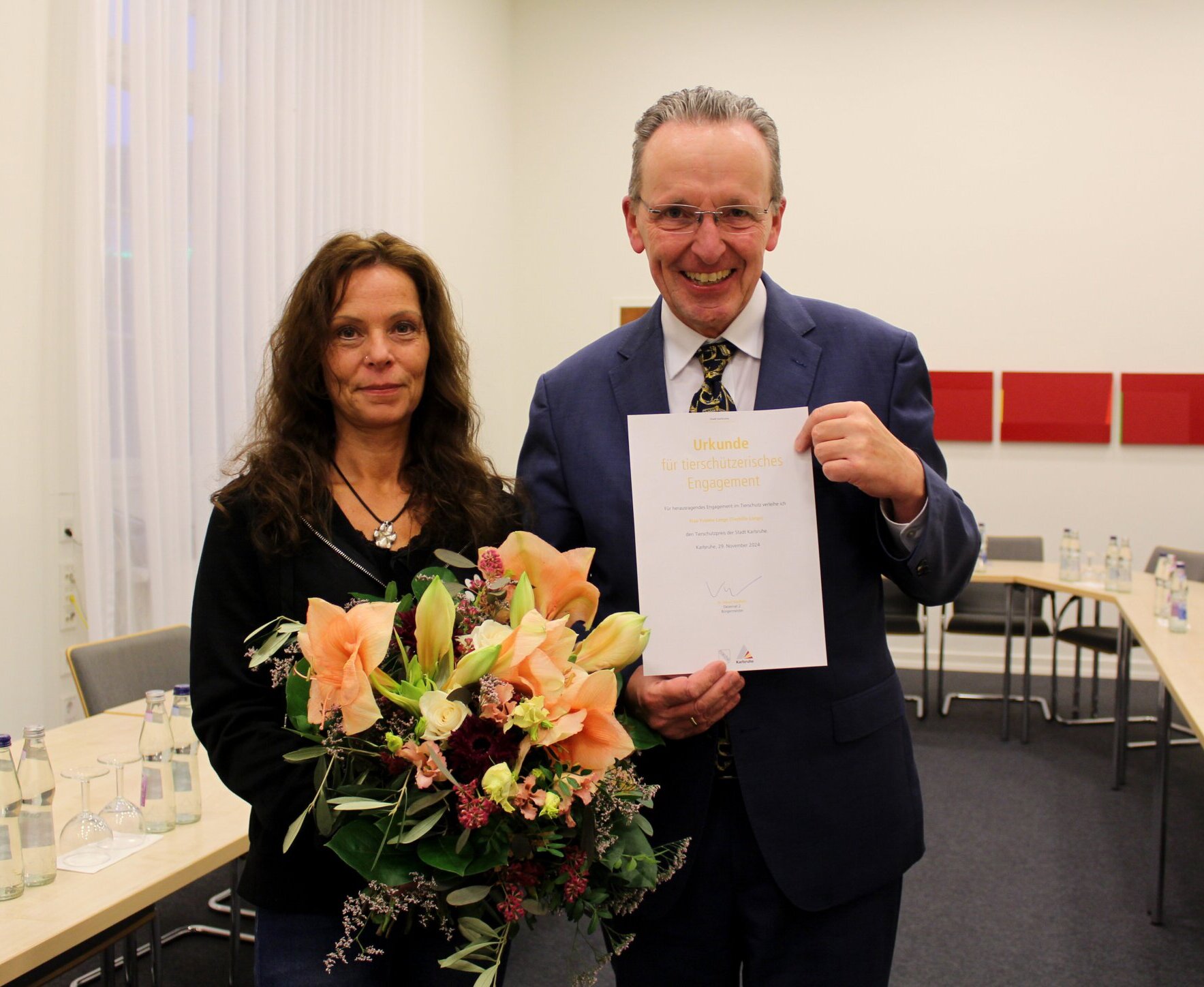 Blumenstrauß und Urkunde erhielt Yvonne Lange von BM Albert Käuflein während einer Feierstunde. 