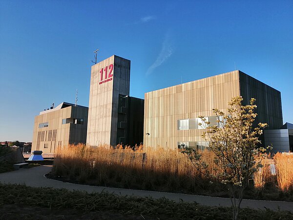 Das Foto zeigt die Außenansicht der Hauptwache