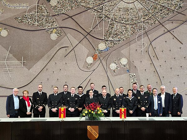 Eine Delegation der Korvette KARLSRUHE stattet der Patenstadt einen Weihnachtsbesuch ab.