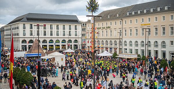 Menschenmenge beim Umzug 2026 auf dem Marktplatz mit Narrenbaum