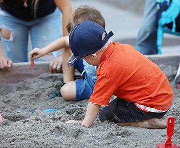 Kinder im Sandkasten