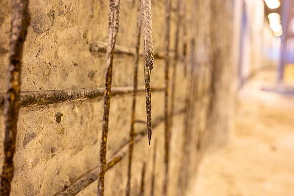 Pressetermin zur Sanierung Schlossplatztunnel Stand Ende August 2025 - nach Asphaltabtragung verzögert sich die Sanierung durch Korrosion der Stahlstäbe im Beton