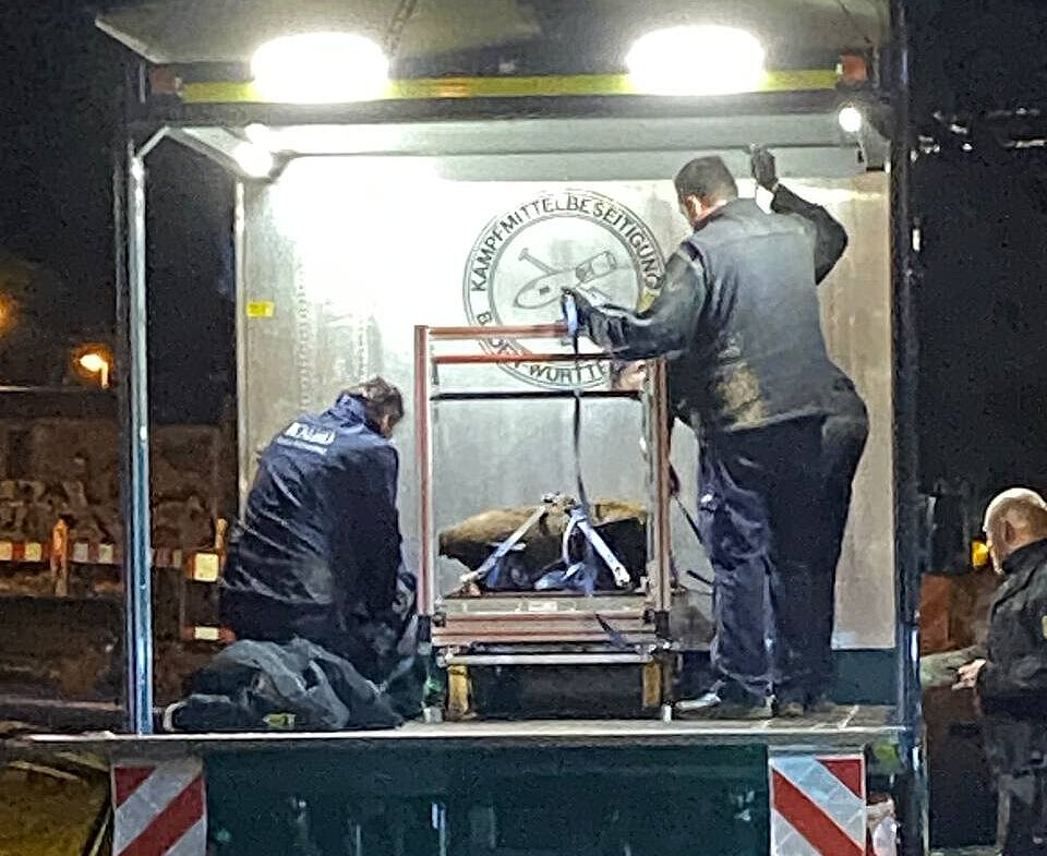 Der entschärfte Blindgänger an der Marylandschule auf einem Transporter. 