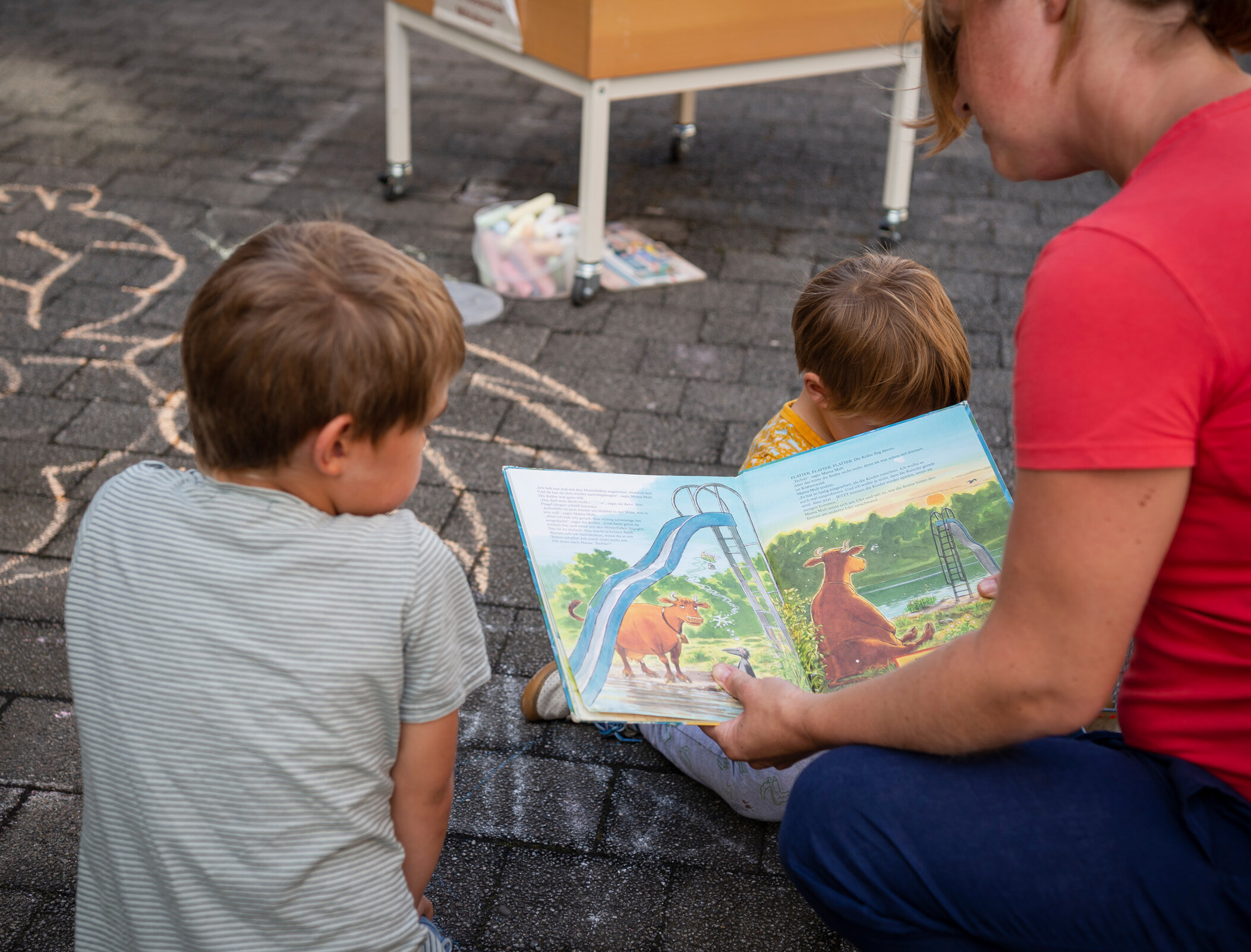 Frau liest Kindern vor