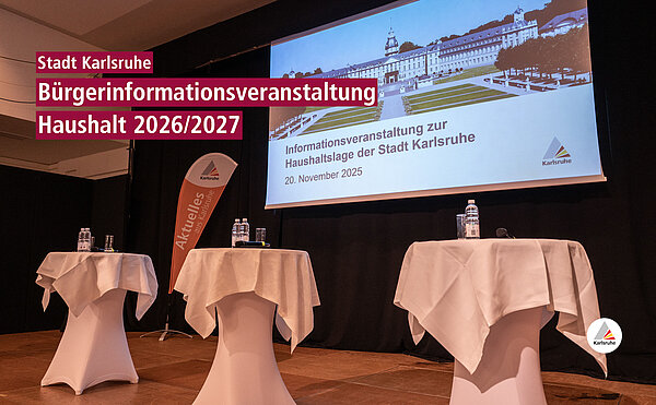 Blick auf das leere Podium mit Stehtischen bei der Informationsveranstaltung zur aktuellen Haushaltslage