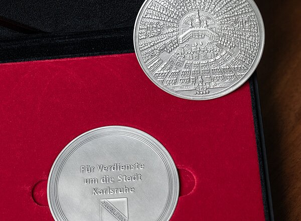 Abbildung der Ehrenmedaille der Stadt Karlsruhe