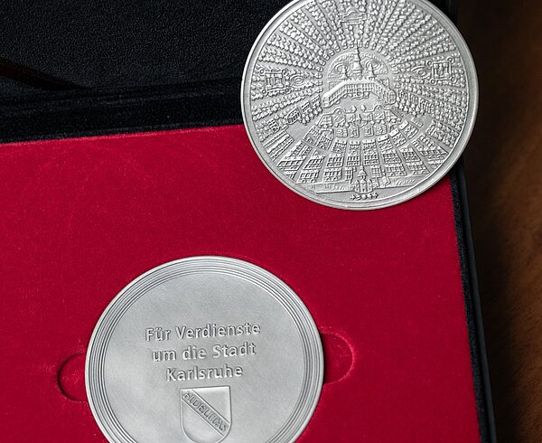 Abbildung der Ehrenmedaille der Stadt Karlsruhe