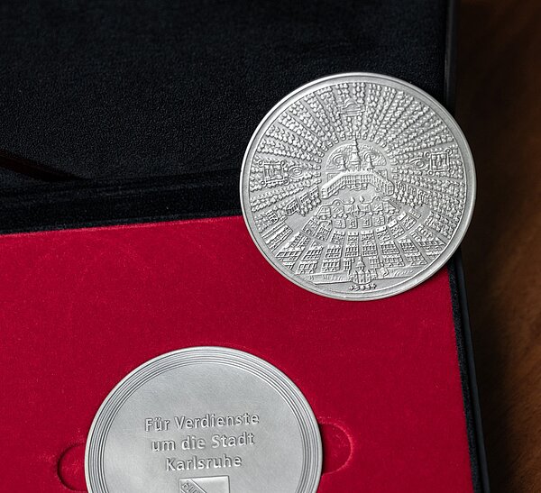 Abbildung der Ehrenmedaille der Stadt Karlsruhe