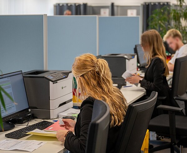 Mitarbeitende des Wahlamts an ihren Arbeitsplätzen