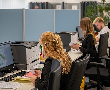 Mitarbeitende des Wahlamts an ihren Arbeitsplätzen