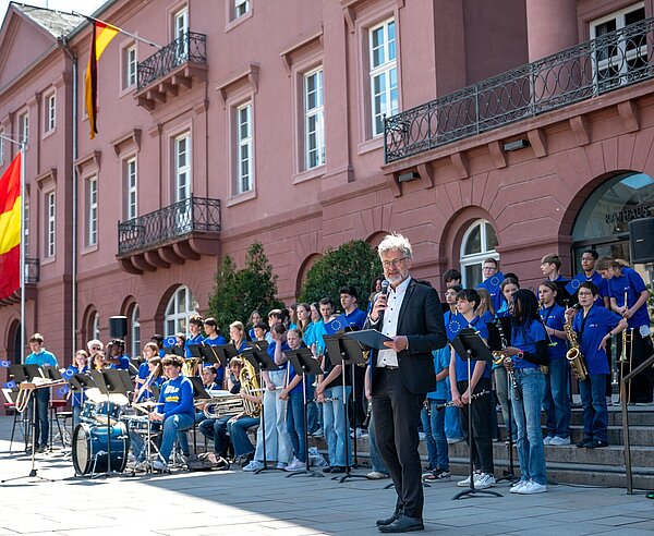 Veranstaltung mit Orchester der Europaschule am Europatag  OB Mentrup hält Ansprache
