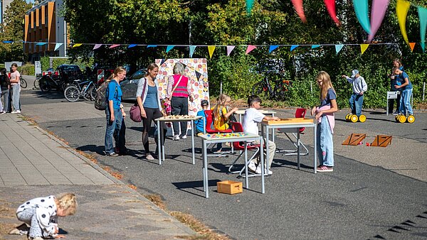 Verschiedene Spielstationen im Rahmen der Aktion Karlsruhe spielt! 2026 in der Waldstadt