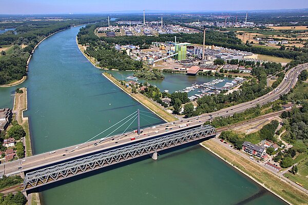 Luftaufnahme der Rheinbrücke in die Pfalz