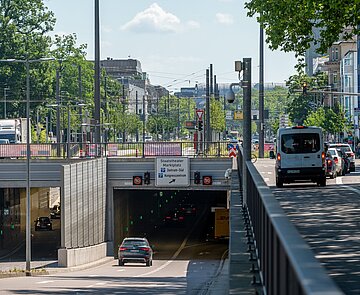 Kfz fahren in Karoline-Luise-Tunnel ein mit Blick Richtung Karlstor