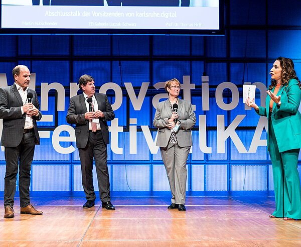 Moderatorin Tijen Onaran im Gespräch mit den Vorsitzenden der Initiative karlsruhe.digital beim InnovationFestival 2021. 