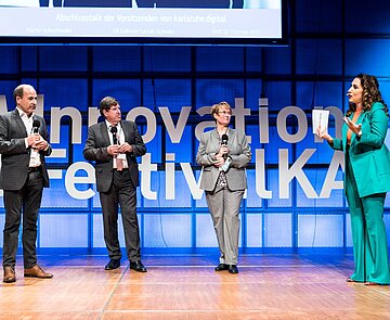 Moderatorin Tijen Onaran im Gespräch mit den Vorsitzenden der Initiative karlsruhe.digital beim InnovationFestival 2021. 