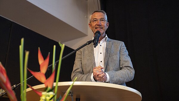 Bürgermeister und Sportdezernent Martin Lenz begrüßt zum Ehrungsabend.