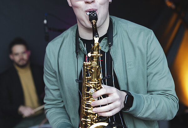 Mann spielt Saxofon
