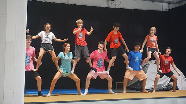 Die Jugendlichen machen eine menschliche Pyramide beim Training.