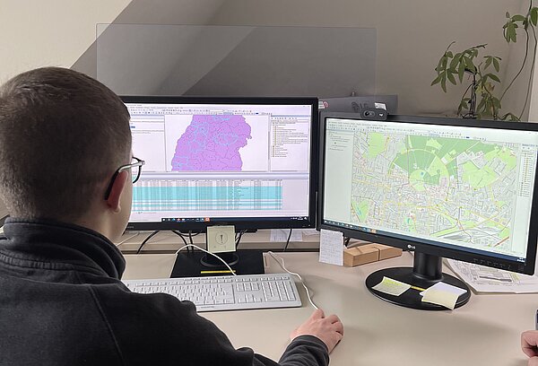 Junger Mann vor einem Bildschirm