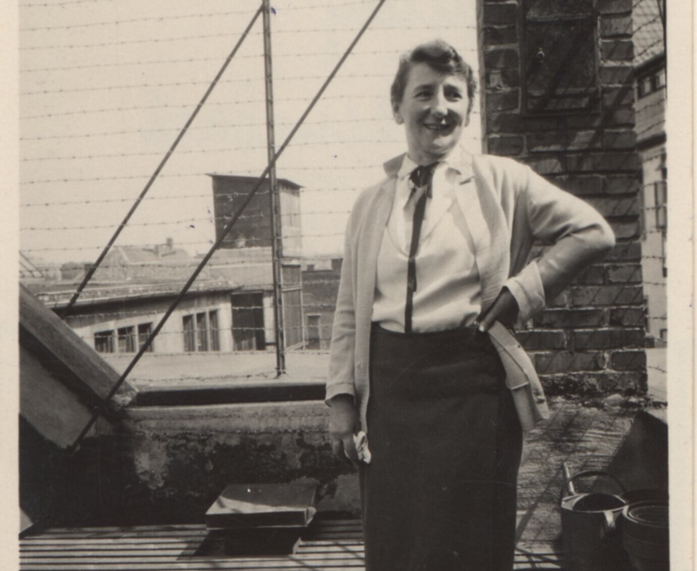 Die Modeschöpferin Emmy Schoch auf dem Dach ihrer Modewerkstätte in der Herrenstraße um 1920.