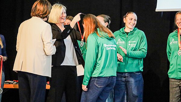 Bürgermeisterin Yvette Melchien übergibt bei der Sportehrung 2026 die Medaillen.
