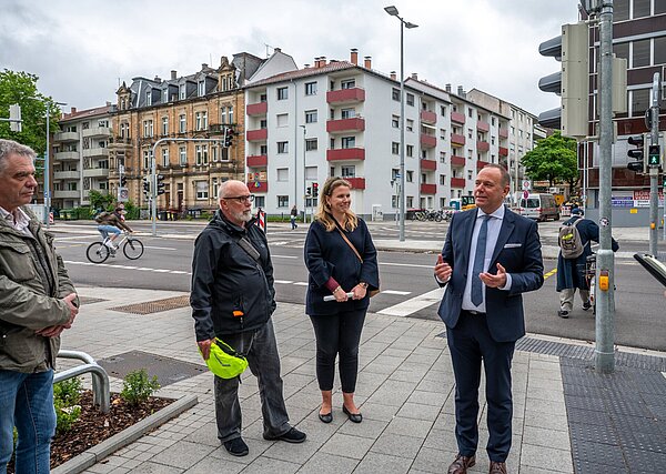 Bürgermeister Daniel Fluhrer, Kristina Lochmann-Lessle (Tiefbauamt), Ulrich Wagner (Stadtplanungsamt) und Holger Bleyer (Tiefbauamt) (v.r.) beim Vor-Ort-Termin in der Kriegsstraße.