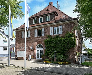 Außenansicht des Rathausgebäudes in Stupferich