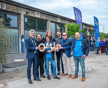 Das Sport- und Aktionsgelände im Otto-Dullenkopf-Park wurde offiziell eingeweiht, v.l.n.r.: OB Dr. Frank Mentrup, Thomas Metz vom Rollbrett e.V., Irmgard Schucher (Stadtjugendausschuss e.V.), Volker Körenzig (Fanprojekt Karlsruhe), Manuel Michalski und Stephan Weber (Architektenbüro AAg) und Daniel Melchien (Ge-schäftsführer Stadtjugendaus-schuss e.V.).