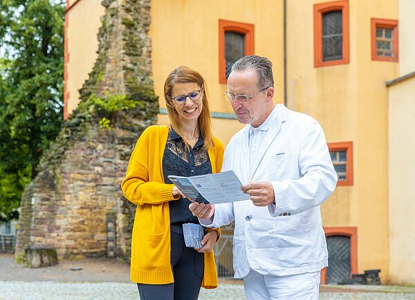 Auch die Karlsburg findet sich im neuen Faltblatt zum Denkmaltag, wissen Carmen Heichel (KME) und Bürgermeister Dr. Albert Käuflein. 