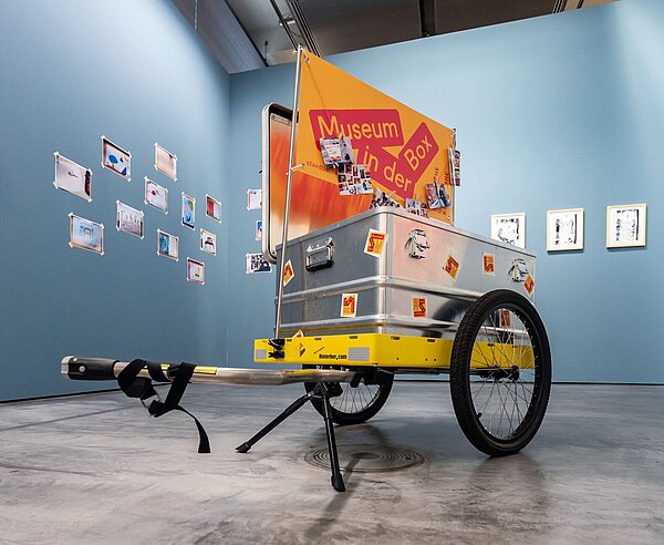 Mit E-Bike und Lastenanhänger fahren die Kunstpädagoginnen der SGK dank einer Kooperation mit Jugendstiftung der Sparkasse Karlsruhe seit 2022 in Karlsruher Grundschulen und haben das Museum im Gepäck.