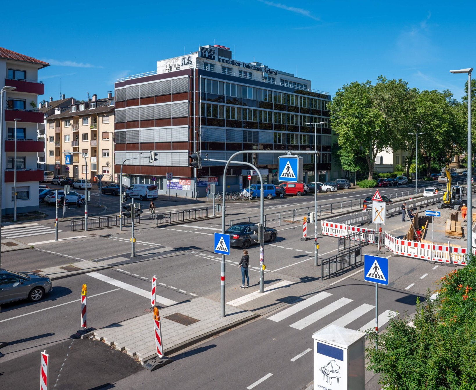Querung der Kriegsstraße in Höhe Hirschstraße