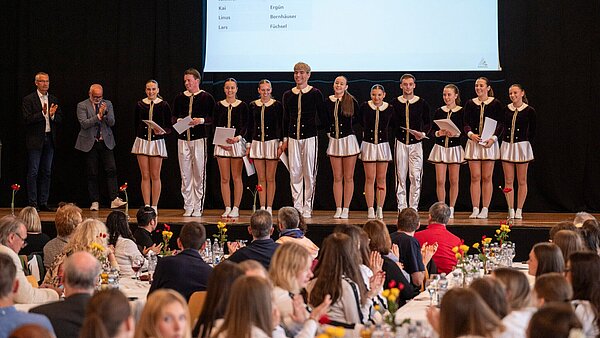 Die Fliedergarde der Mühlburger Carnevals Gesellschaft wird von der Stadt für ihren dritten Platz bei den Deutschen Meisterschaften geehrt.