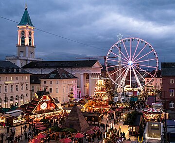 Weihnachtsmarkt auf dem Marktplatz in Karlsruhe