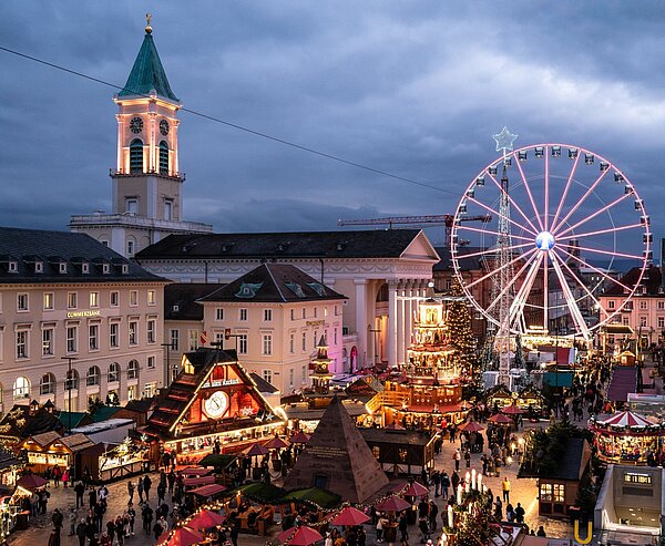 Weihnachtsmarkt auf dem Marktplatz in Karlsruhe