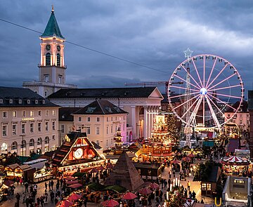 Weihnachtsmarkt auf dem Marktplatz in Karlsruhe
