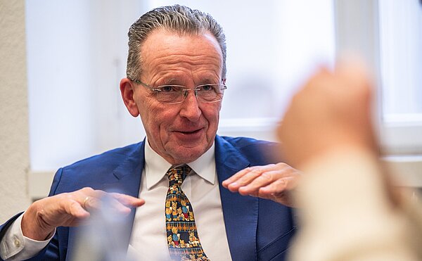Bürgermeister Dr. Albert Käuflein im Gespräch beim Interview zum Amtsantritt