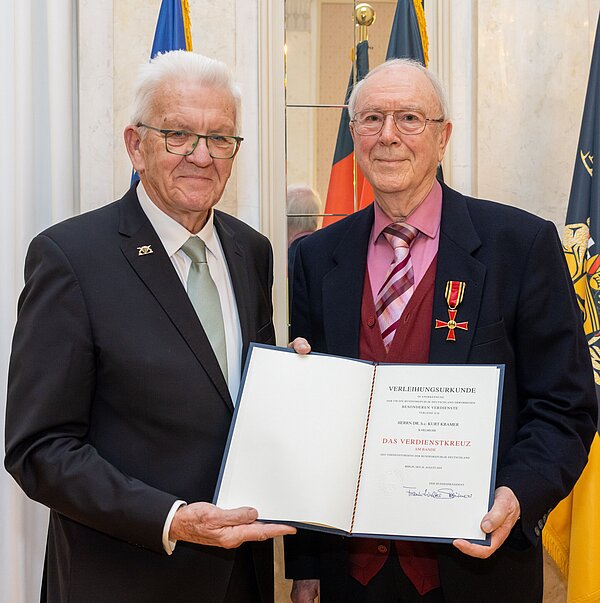 Besondere Auszeichnung für den Glockenexperten Kurt Kramer.