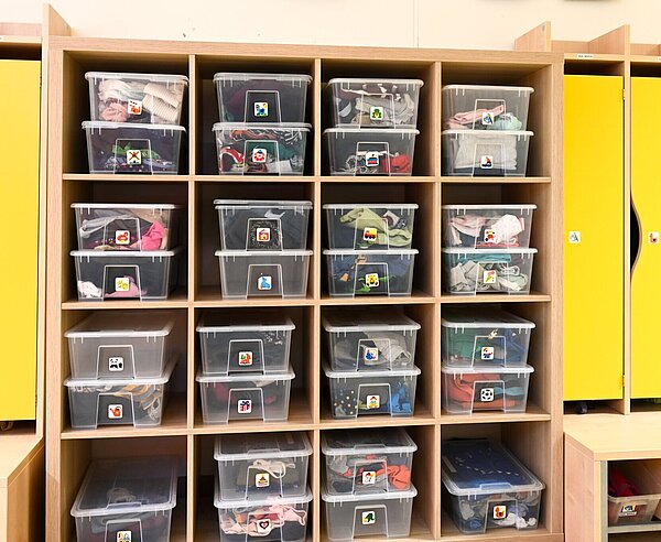 Aufbewahrungsmobiliar, Namensschildchen auf Kunststoffboxen