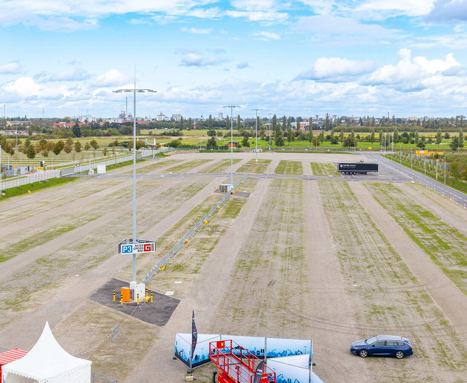 „Peter-Groß-Bau Areal“, Messe Karlsruhe , Ertüchtigung Freifläche, östlich Messe-Hallen, Status Herbst 2024