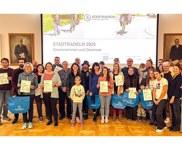 „Stadtradeln“-Preisträger nahmen für ihre Teams Urkunden undPreise entgegen, überreicht durch BM Lisbach (r.).