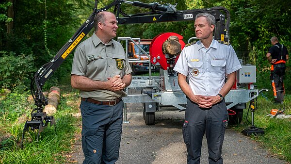 Stefan Wilhelm (Forstamt) und Florian Geldner (Branddirektion) bei der Vorstellung des Spannungssimulators im Oberwald