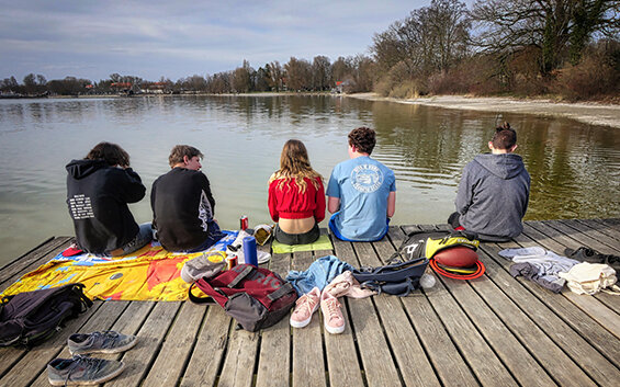 Jugendliche am See