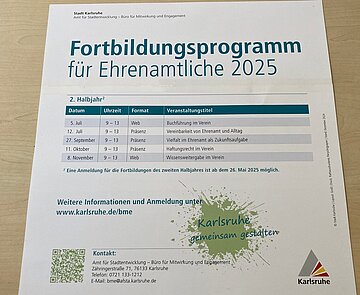 Blick auf das Fortbildungsprogramm für Ehrenamtliche 2025 des Büros für Mitwirkung und Engagement