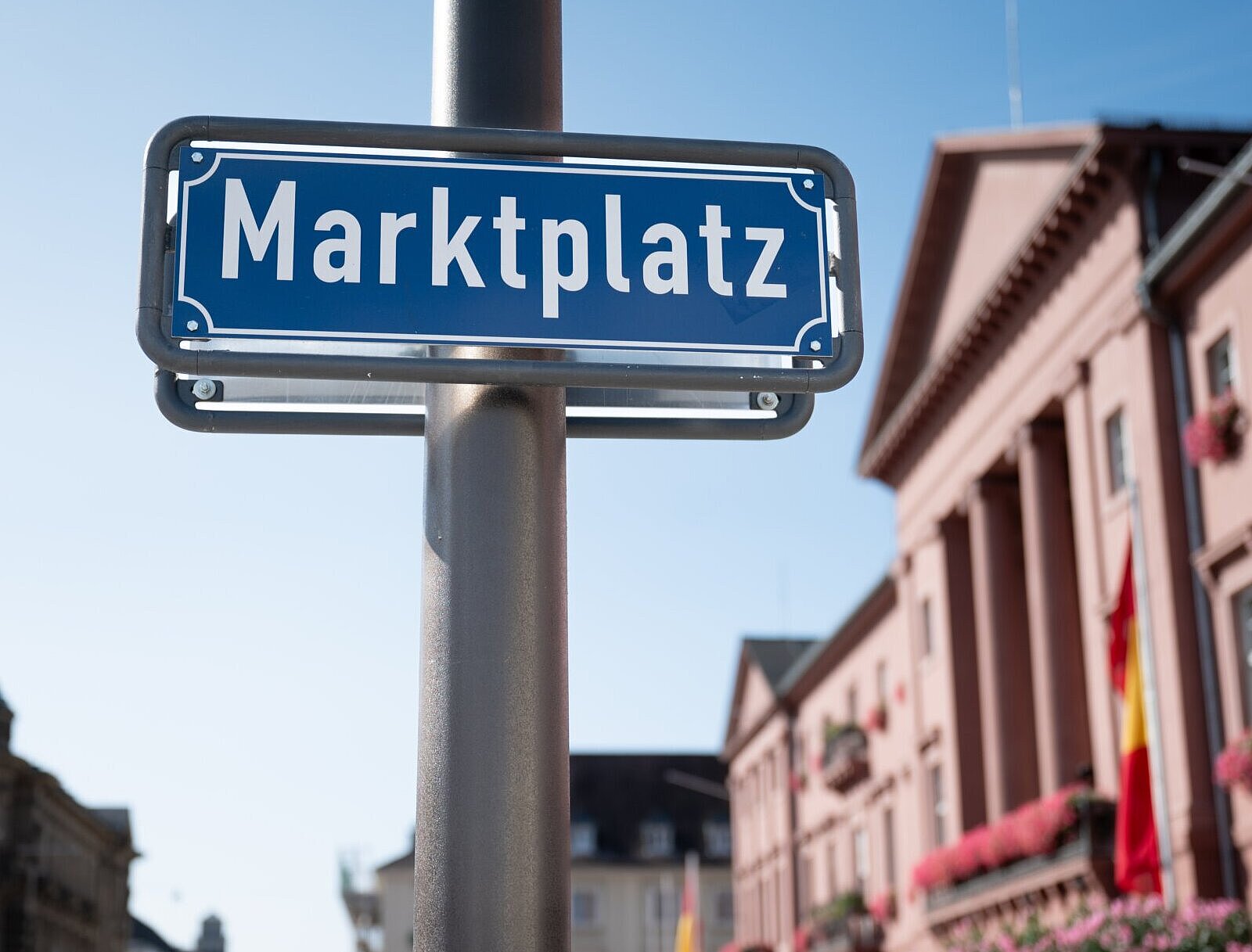 Schild auf dem Marktplatz steht vor dem Rathaus in Karlsruhe